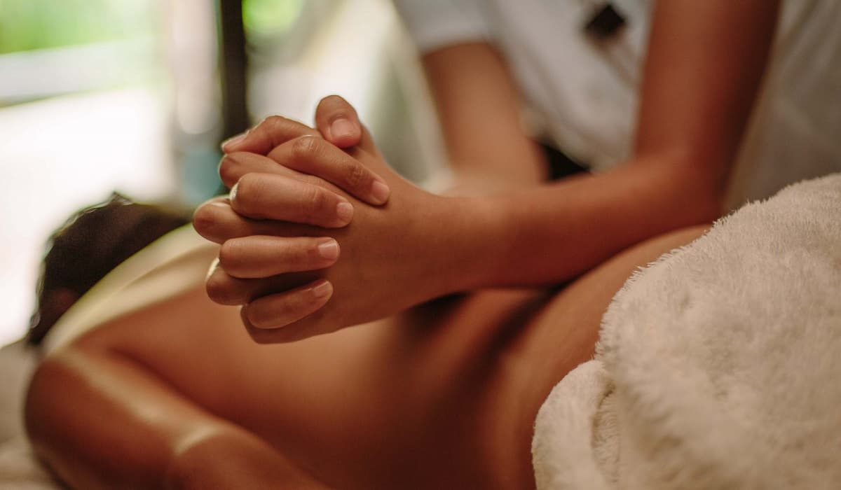 What can you expect when booking a tantric massage session in a professional massage salon?